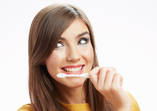 Brushing teeth while wearing invisalign